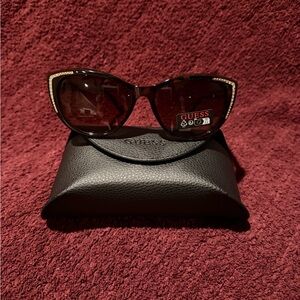 Guess Women's Sunglasses with Black Frame and Gold Accents